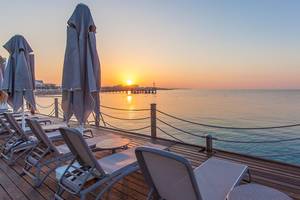 Terrasse des Kempinski Hotel The Dome Belek mit Sonnenuntergang am Meer