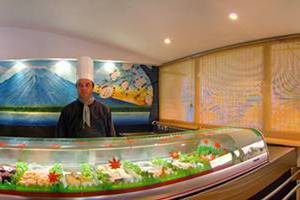 Ein Koch steht hinter der Sushi-Bar im Muthu Playa Varadero Hotel.