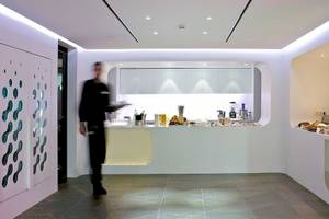 Frühstücksbereich des Barcelo Raval Hotels mit moderner Inneneinrichtung und einem Mitarbeiter, der serviert.