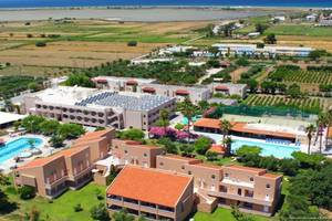 Luftaufnahme des Ilios K. Village Resorts mit mehreren Gebäuden, Swimmingpools und Gärten.