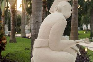 Weiße Statue im Park der Grand Riviera Princess
