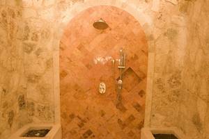 Dusche im Grand Riviera Princess Hotel mit Marmorwänden und zwei Becken.