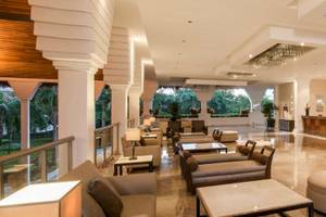 Empfangsbereich des Grand Riviera Princess Hotels mit modernem Design, Loungebereich und Rezeption.