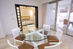 Suite des Grand Riviera Princess Hotels mit Essbereich, Tisch und Stühlen.