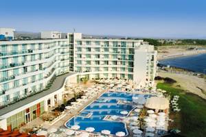 Luftaufnahme des Festa Panorama Hotels mit Swimmingpool und vielen Sonnenschirmen