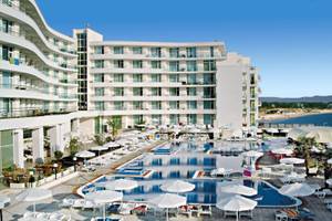 Luftaufnahme des Festa Panorama Hotels mit Swimmingpool, Sonnenliegen und Sonnenschirmen