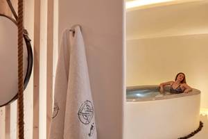 Frau im Whirlpool im Absolute Mykonos Suites & More Hotel