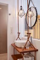 Badezimmer im Absolute Mykonos Suites & More mit Hängeleuchten und Spiegel.