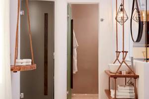Badezimmer im Absolute Mykonos Suites & More Hotel mit Hängeschaukel, Duschtür und Regalen.