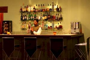 Ein Barkeeper im Blue Water Hotel und Spa serviert Getränke an der Bar.