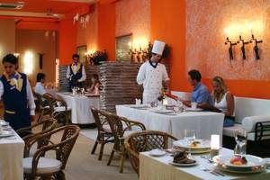 Innenansicht des Restaurants im Festa Panorama Hotel mit Gästen und Kellnern.
