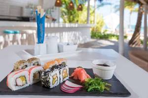 Sushi-Platte im Catalonia Royal Bavaro mit verschiedenen Sushi-Rollen und Sojasauce.