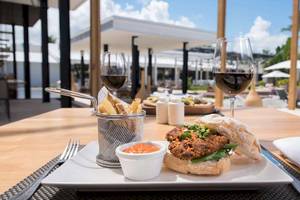 Burger mit Beilagen auf einem Tisch im Hotel Catalonia Royal Bavaro