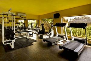 Fitnessstudio im Catalonia Royal Bavaro mit Geräten und Fenstern zur Außenseite