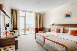 Doppelzimmer im Festa Panorama Hotel mit Meerblick, Bett, Couch, Tisch und Balkon