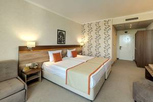 Doppelbett-Zimmer im Festa Panorama Hotel mit modernen Einrichtungen und floralem Wanddesign.