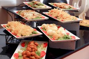 Mehrere Gerichte auf einem Buffet serviert im LABRANDA Club Makadi.