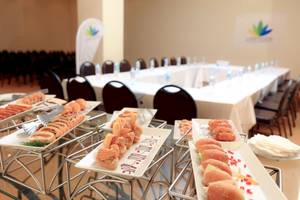 Buffet-Tisch im LABRANDA Club Makadi mit verschiedenen Gerichten und Wasserflaschen.