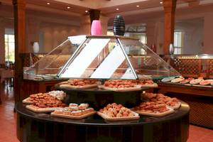 Dessertbuffet im LABRANDA Club Makadi Hotel mit verschiedenen Gebäckstücken.