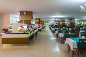 Innenansicht des Restaurants im Eftalia Aqua Resort mit einem Buffet, Tischen, Stühlen und Dekorationen.