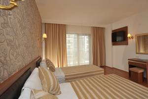 Hotelzimmer im Eftalia Aqua Resort mit zwei Betten, Fernseher und Dekor