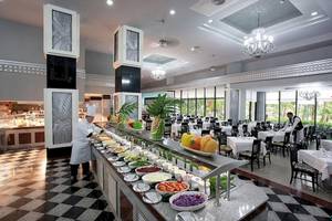 Buffetbereich im Riu Caribe Hotel mit verschiedenen Salaten und Gemüsen.