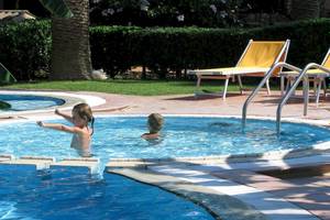 Zwei Kinder schwimmen im Pool des Baia del Sole Hotels