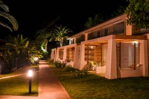 Nachtansicht des Baia del Sole Hotels mit beleuchteten Wegen und Gebäuden.
