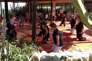 Yoga-Kurs unter einem Pavillon im Freien im Hotel Baia del Sole.
