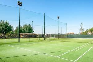 Tennisplatz im Freien mit Netz und Beleuchtungsmasten, Baia del Sole