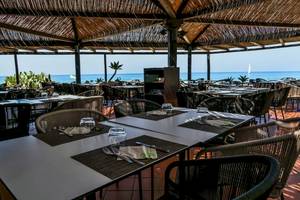 Außenterrasse des Baia del Sole Hotels mit Blick auf das Meer.