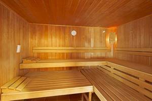 Innenbereich der Sauna im Mirador Papagayo by LIVVO mit hölzernen Bänken und Wänden.