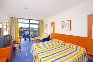 Hotelzimmer im Mirador Papagayo by LIVVO mit Blick auf Terrasse und Stadt.