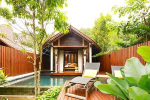 Außenbereich eines Bungalows im Tubkaak Krabi Boutique Resort mit Swimmingpool und Lounge-Sesseln.