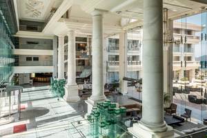 Sarena de Muro Resort Mallorca Hotellobby mit hohen Säulen und modernen Möbeln.