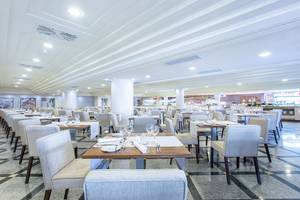 Innenansicht des Restaurants im Sarena de Muro Resort Mallorca mit vielen Tischen und Stühlen.