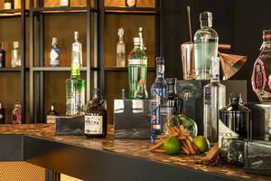 Cocktailbar im Sarena de Muro Resort Mallorca mit verschiedenen Flaschen und Gläsern