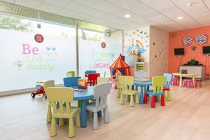 Kinderclub im Sarena de Muro Resort Mallorca mit bunten Tischen und Stühlen.