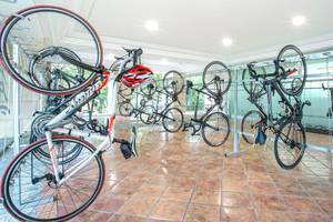 Mehrere Fahrräder in einem abstellraum des Sarena de Muro Resorts Mallorca