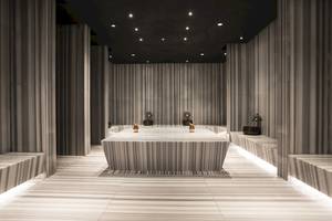 Innenansicht der Sauna im Voyage Sorgun Hotel mit Marmorwänden und zentralen Wasserbecken.