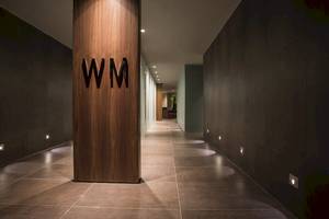 Korridor im Voyage Sorgun Hotel mit 'WM' Schriftzug auf einer Holzwand.