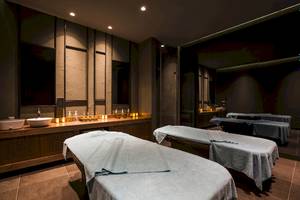 Behandlungsraum im Voyage Sorgun Hotel Spa mit zwei Behandlungstischen und einem Waschbecken.