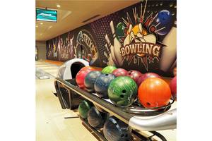 Bowlingbahn im Voyage Sorgun Hotel mit bunten Bowlingkugeln und Bowling-Wanddesign.