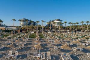 Voyage Belek Golf & Spa, Strand mit Sonnenschirme Sonnenliegene