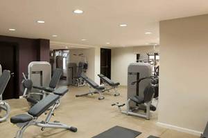 Fitnesscenter im Hilton Ras Al Khaimah Beach Resort mit verschiedenen Trainingsgeräten
