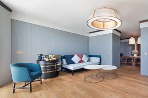 Inneneinrichtung des Voyage Belek Golf & Spa Hotels mit Couch, Tischen und Lampen.