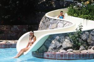 Eine Frau rutscht auf einer Wasserrutsche im Hotel Calypso Beach.