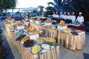 Buffetveranstaltung im Freien im Calypso Beach Hotel mit Köchen und vielen Gerichten.