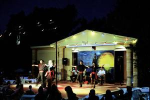Abendveranstaltung im Hotel Calypso Beach mit Tänzern auf der Bühne und Publikum in weißen Stühlen.
