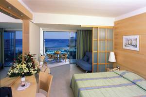 Hotelzimmer im Calypso Beach Hotel mit Blick auf den Ozean und Balkon
